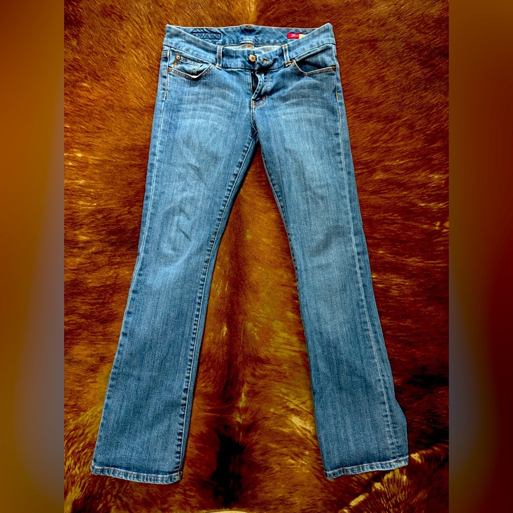 Women’s Seven Denim Jeans. Be confident in these great fitting jeans!